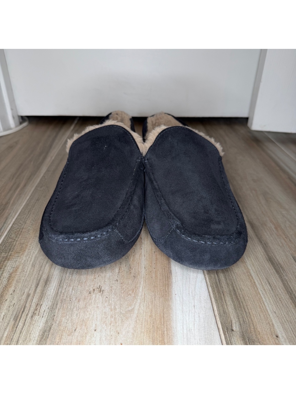 UGG Ascot Black Leather Slippers Sherpa Wool Blend Insoles Men’s Sz 15 - Picture 2 of 9